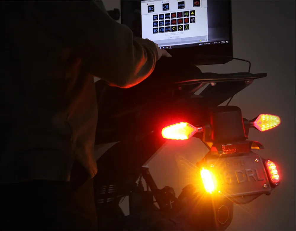 T3-S™ älykkäät vilkku- ja päiväajovalopodit moottoripyöriin – takana DENALI ELECTRONICS