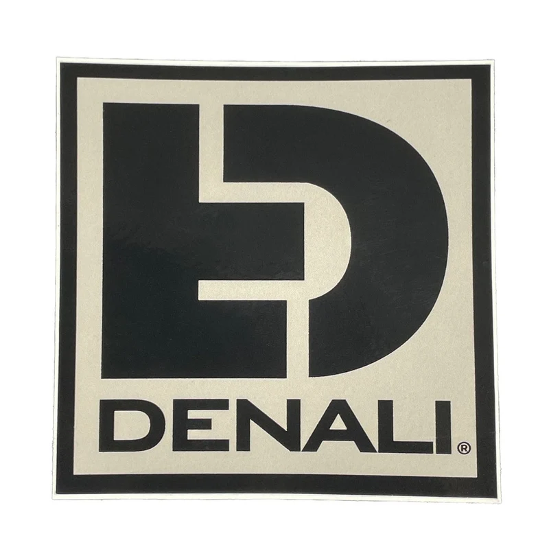 Tarra - Muotoleikattu kuvake logo harmaa/musta heijastava 3"x3" DENALI Electronics