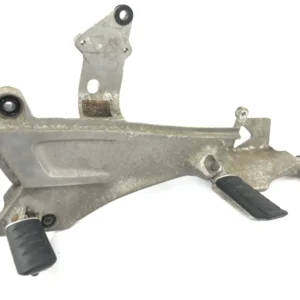 Honda ST 1100 SC26 Pan European [1990] - Jalkatukijärjestelmän vasen jalkatuen pidike