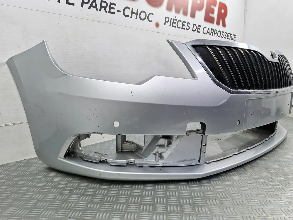 Etupuskuri Skoda Superb II Vaihe 2 (05/2013 - 03/2016) – Alkuperäinen käytetty osa tutkan paikalla
