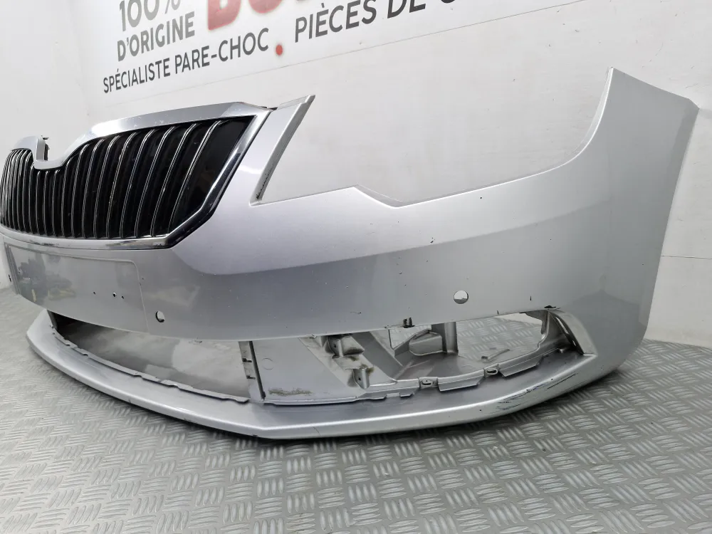 Etupuskuri Skoda Superb II Vaihe 2 (05/2013 - 03/2016) – Alkuperäinen käytetty osa tutkan paikalla