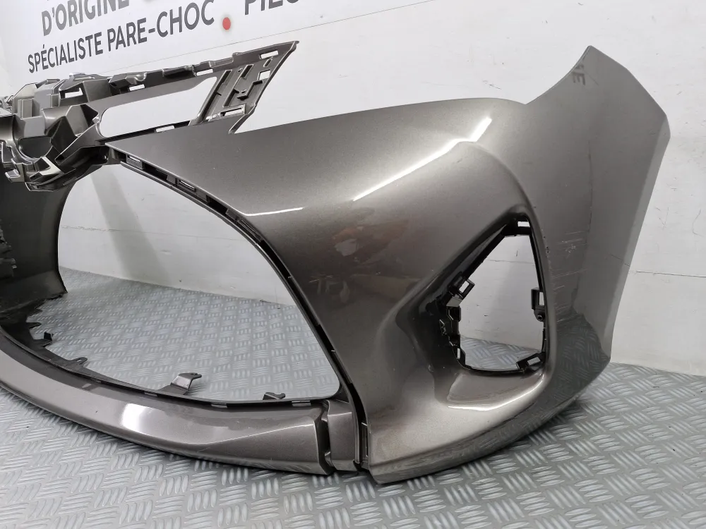 Käytetty alkuperäinen etupuskuri Toyota Yaris III Vaihe 2 (06/2014 - 12/2017) varten