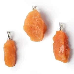 Oranssi kalsiittiriipus raakapalasta n. 2-3cm